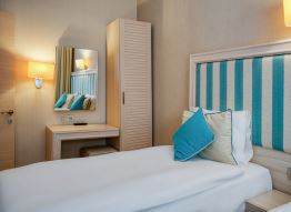 Deluxe Family Room 2