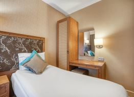 Deluxe Family Room 1