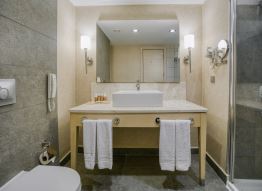 Deluxe Family Room 2